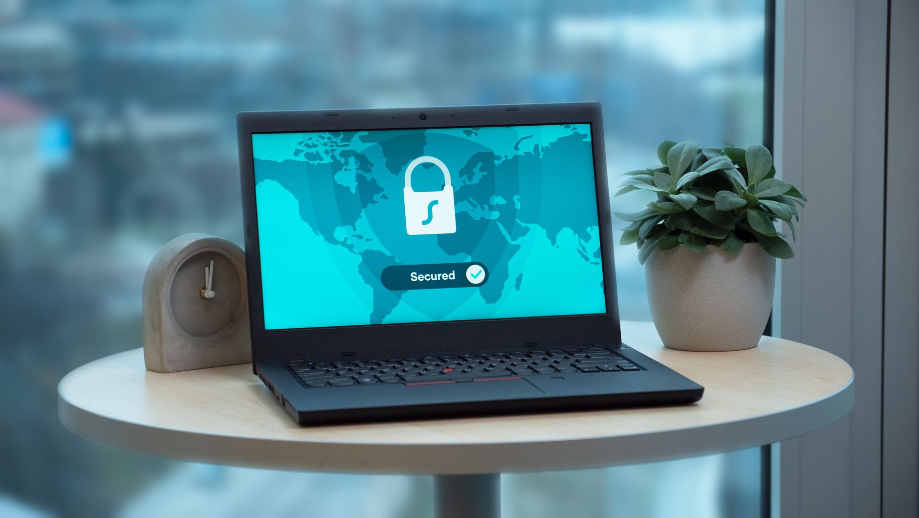 Laptop s katancem i zaštitom podataka — GDPR i obvezni podaci na web stranici