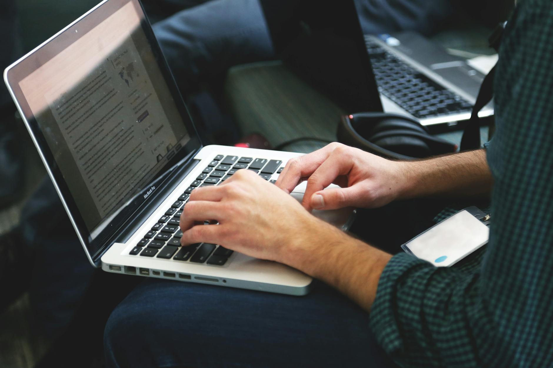 Laptop s prikazom razvoja prilagođenog programa za firme na ekranu