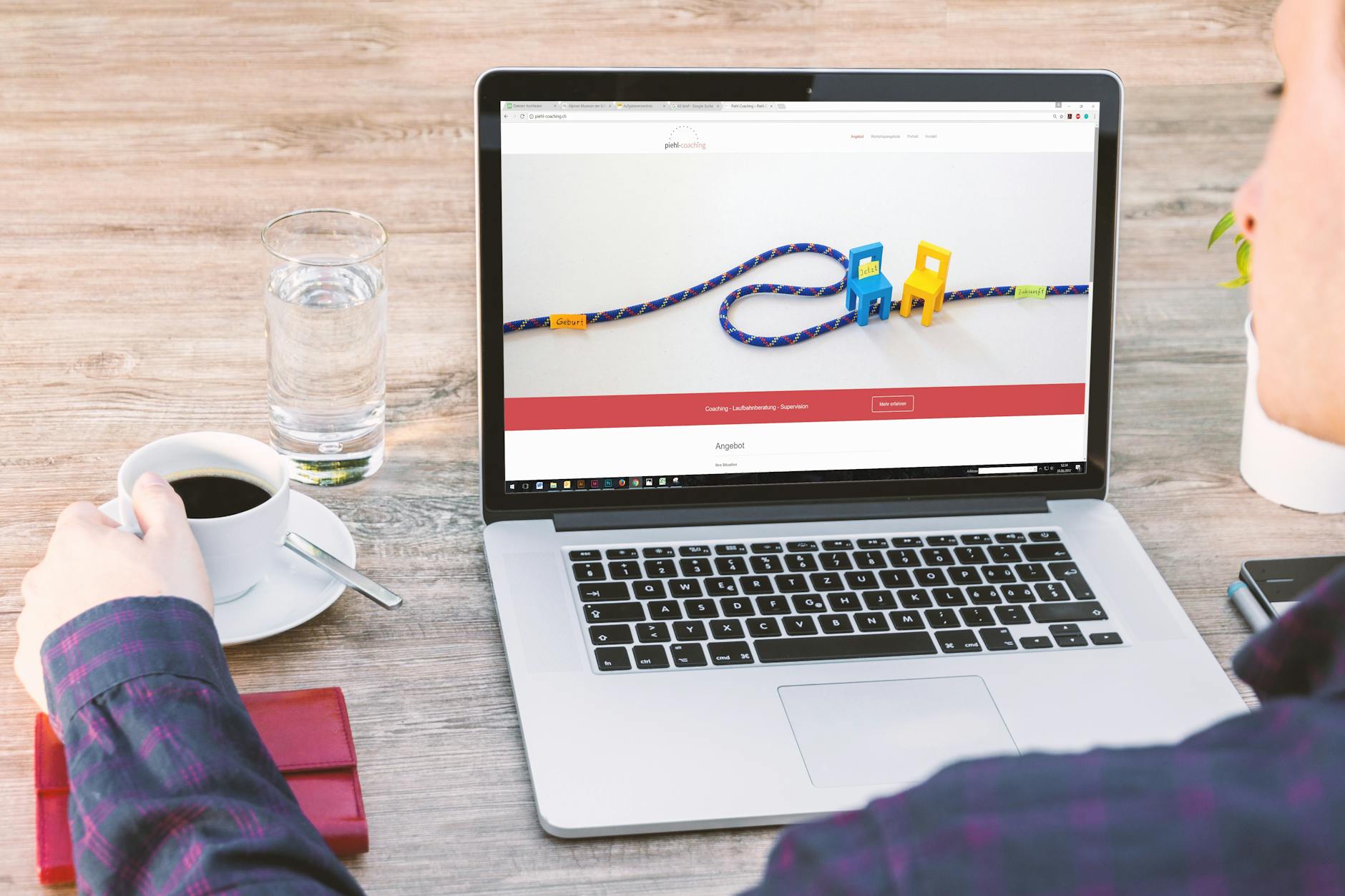 Osoba izrađuje web stranicu online na laptopu pomoću alata za izradu stranica