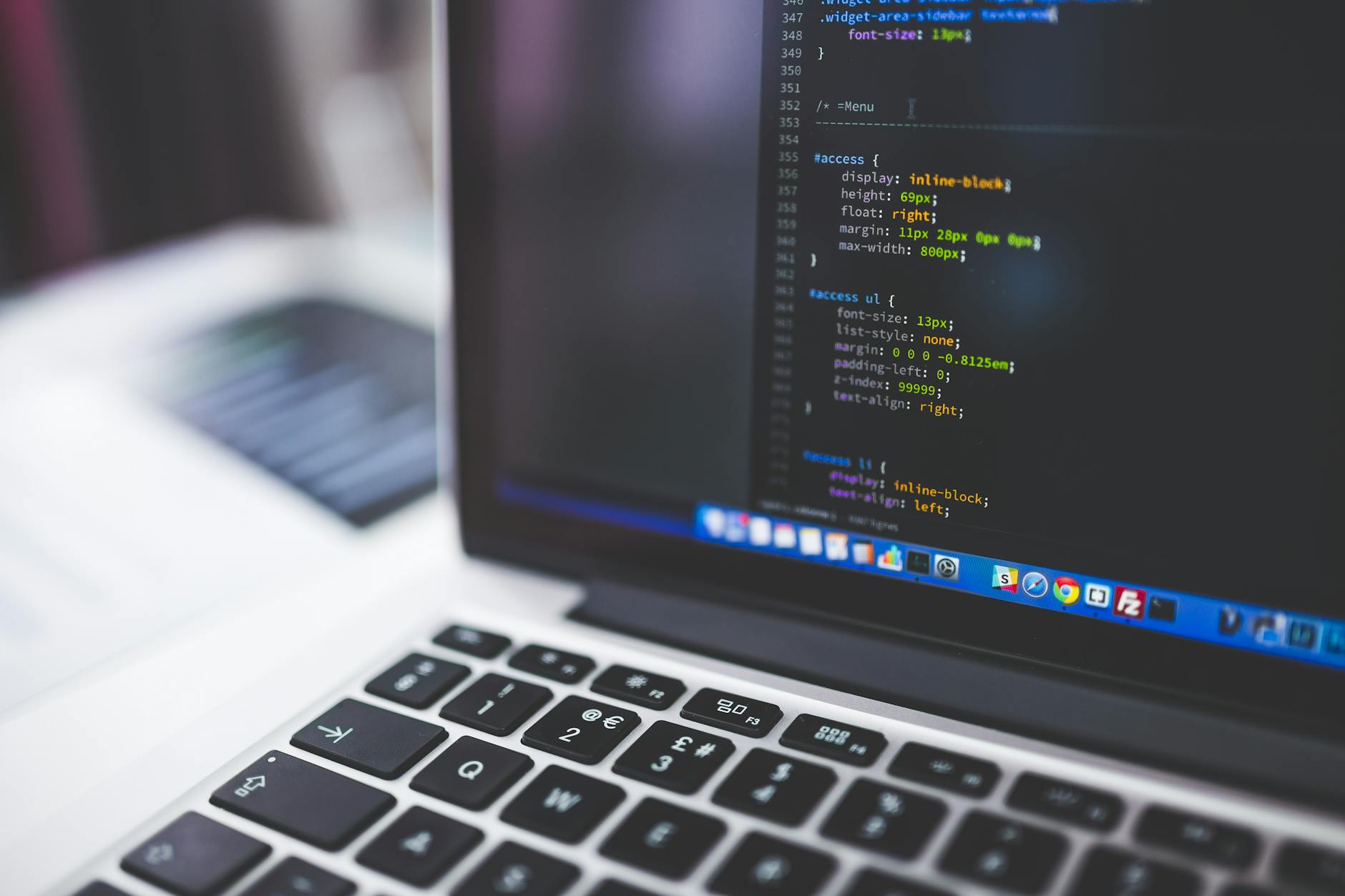 Laptop s kodom — izrada i održavanje web stranice za obrt