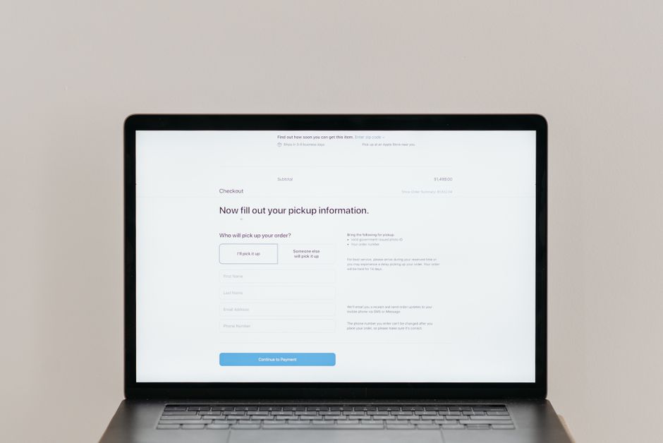 Dizajner radi na redizajnu web stranice na laptopu i velikom ekranu