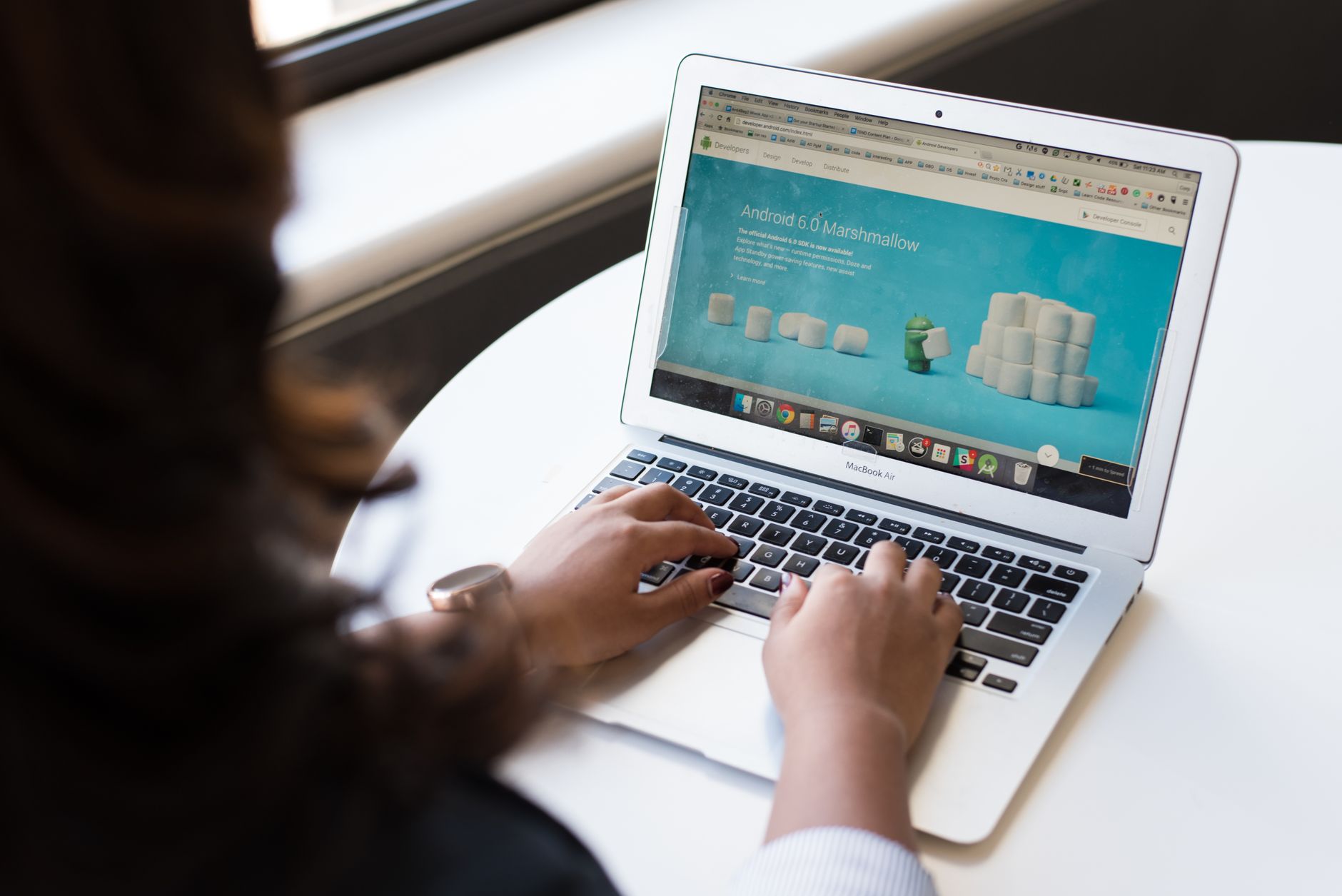 Registracija domene za web stranicu obrta na laptopu