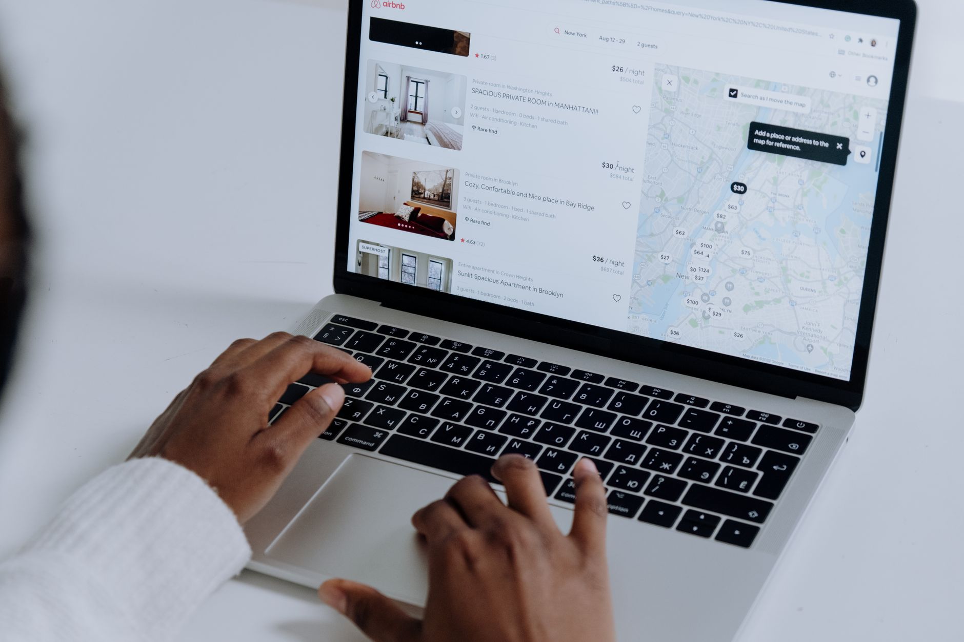Laptop s prikazom online rezervacije — usporedba direktnih rezervacija i platformi za apartmane