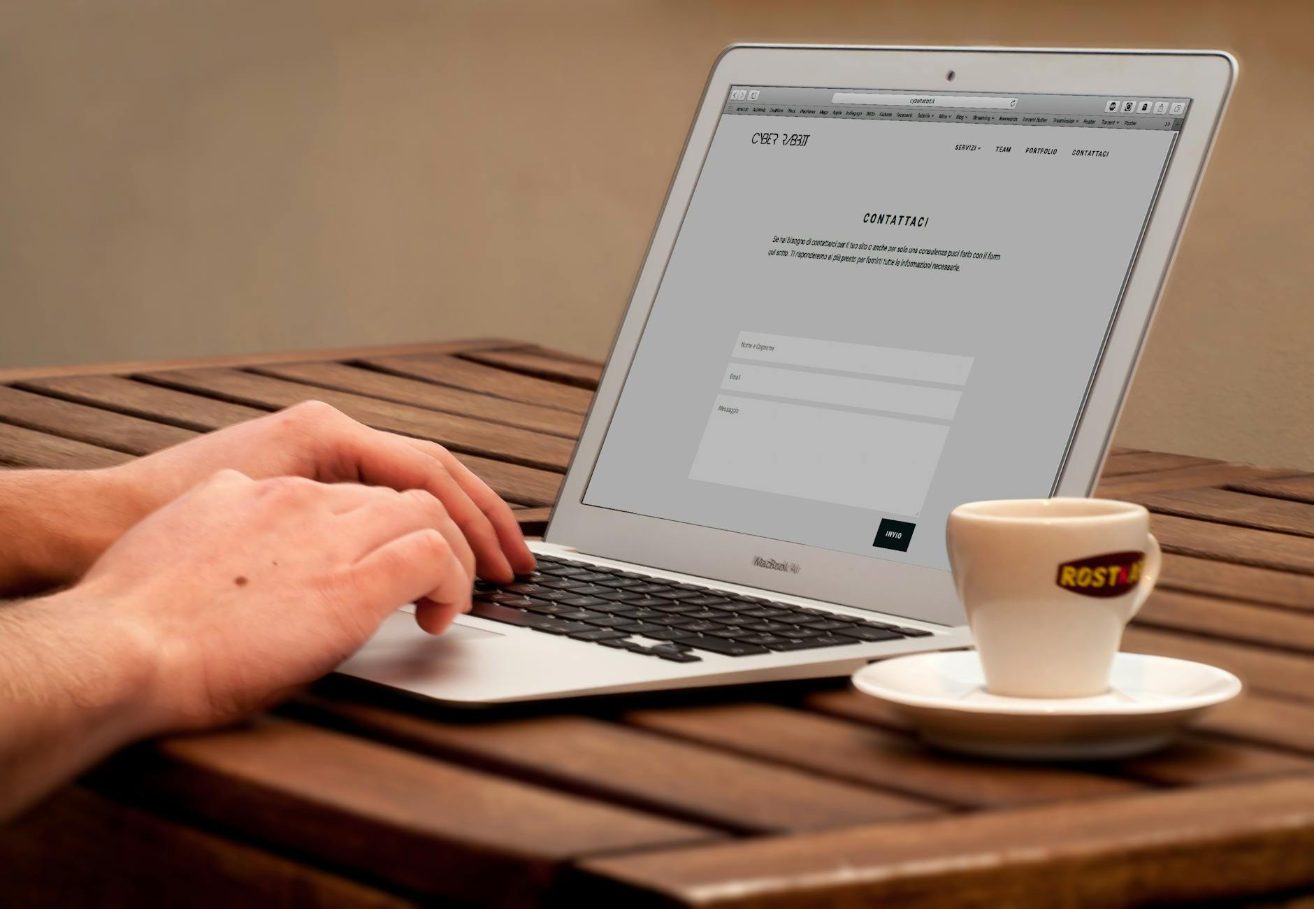 Web developer radi na izradi web stranice za apartmane