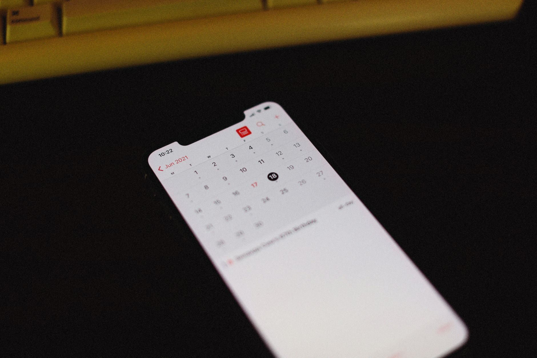 Kalendar rezervacija na zaslonu mobitela — svaka noć u kalendaru mora biti i u e-Visitoru