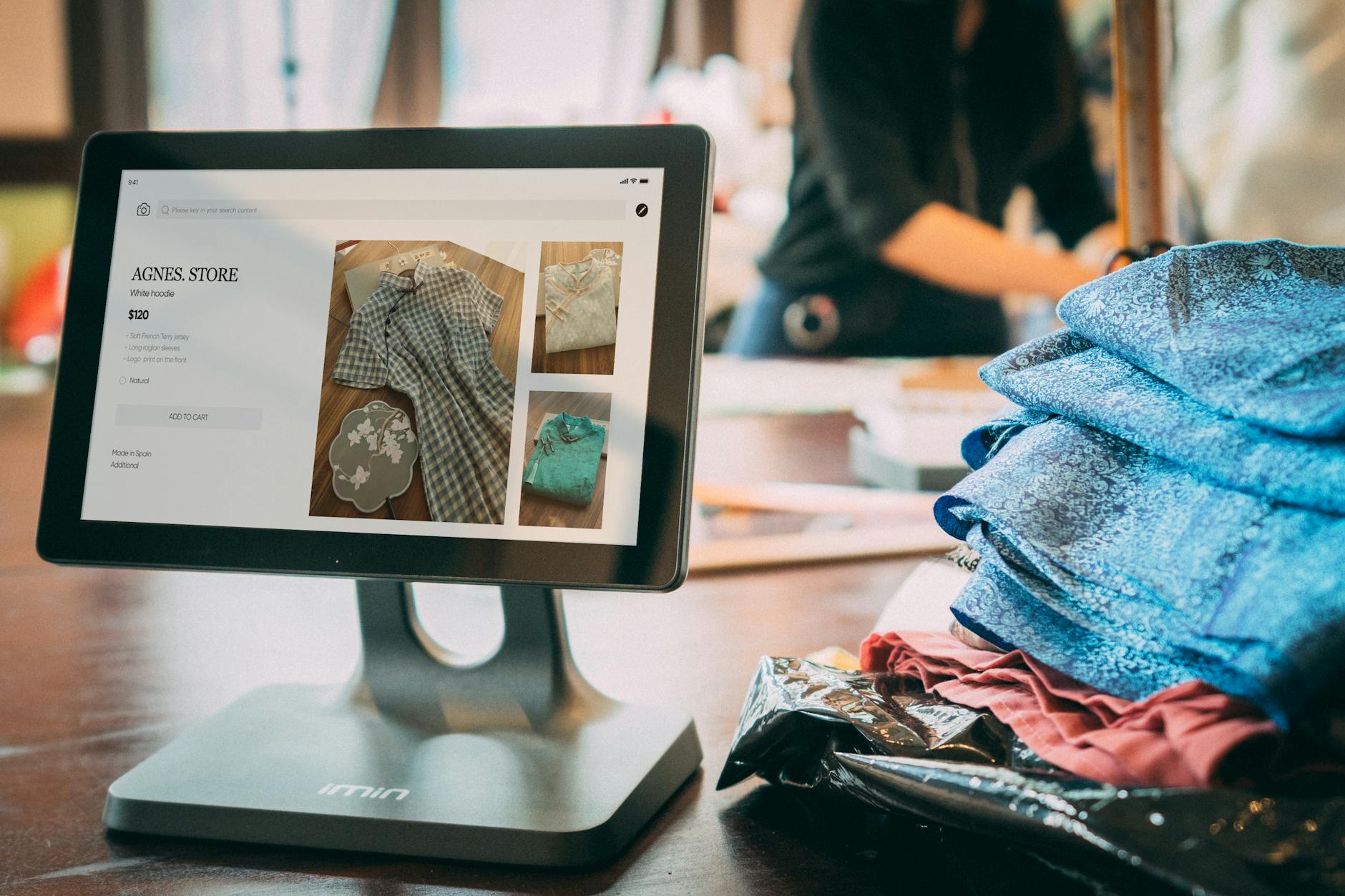 Vlasnik malog dućana koristi tablet — što je digitalizacija poslovanja