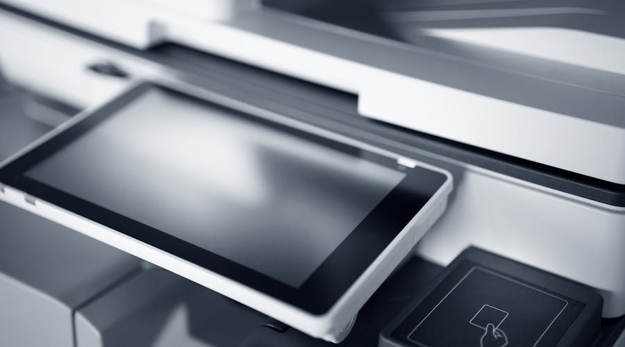 Digitalna faktura na laptopu — digitalizacija poslovanja za obrtnike