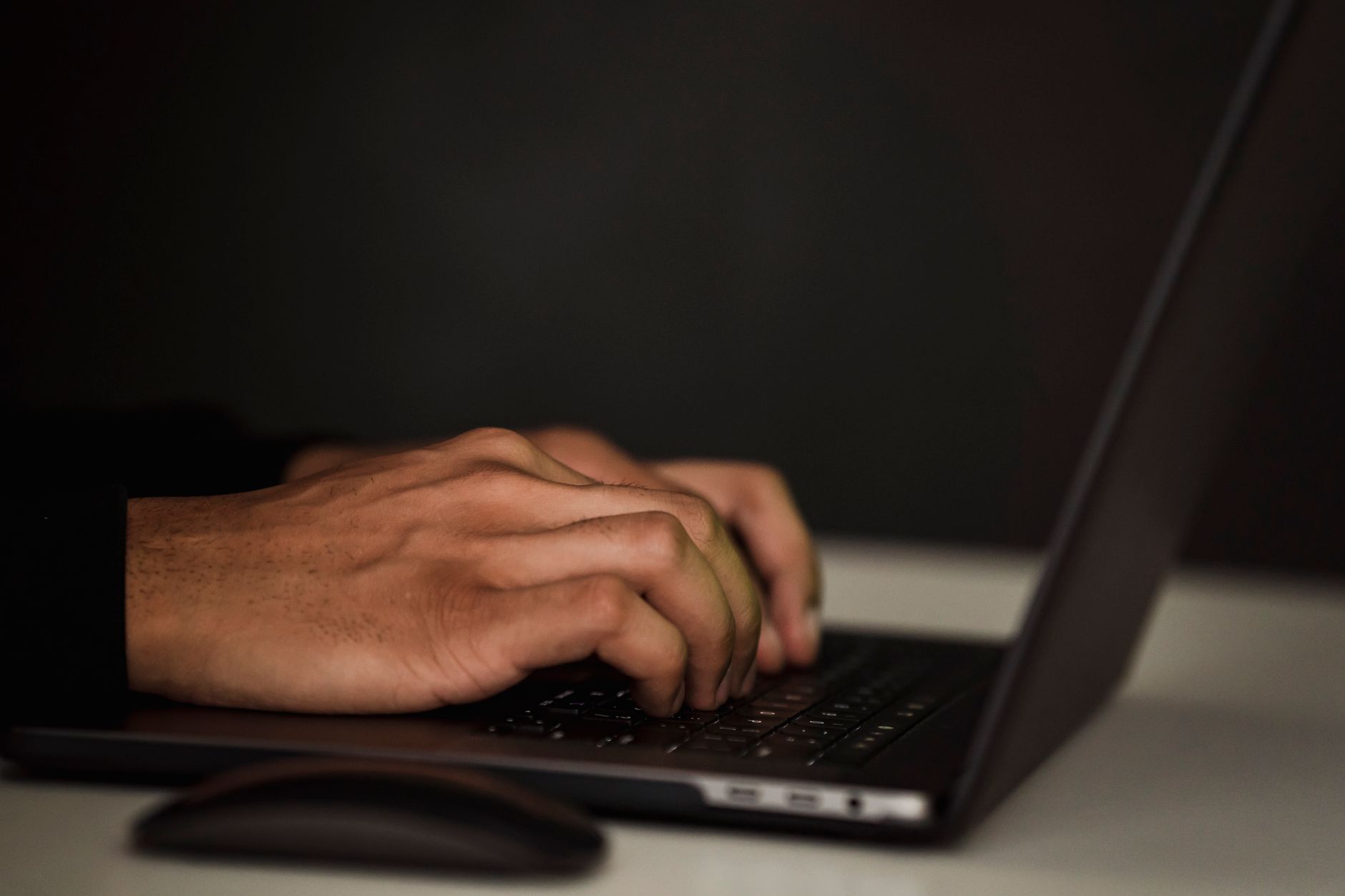 Osoba ispunjava kontakt formu na laptopu — obrada osobnih podataka i GDPR na web stranici