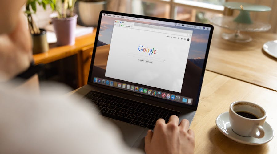 Osoba pretražuje web stranicu obrta na laptopu — Google pretraga