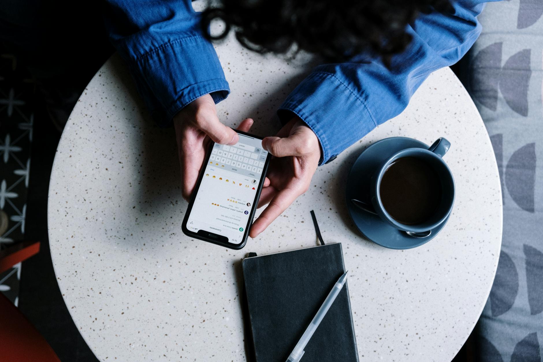Klijent ostavlja Google recenziju s pet zvjezdica na mobitelu