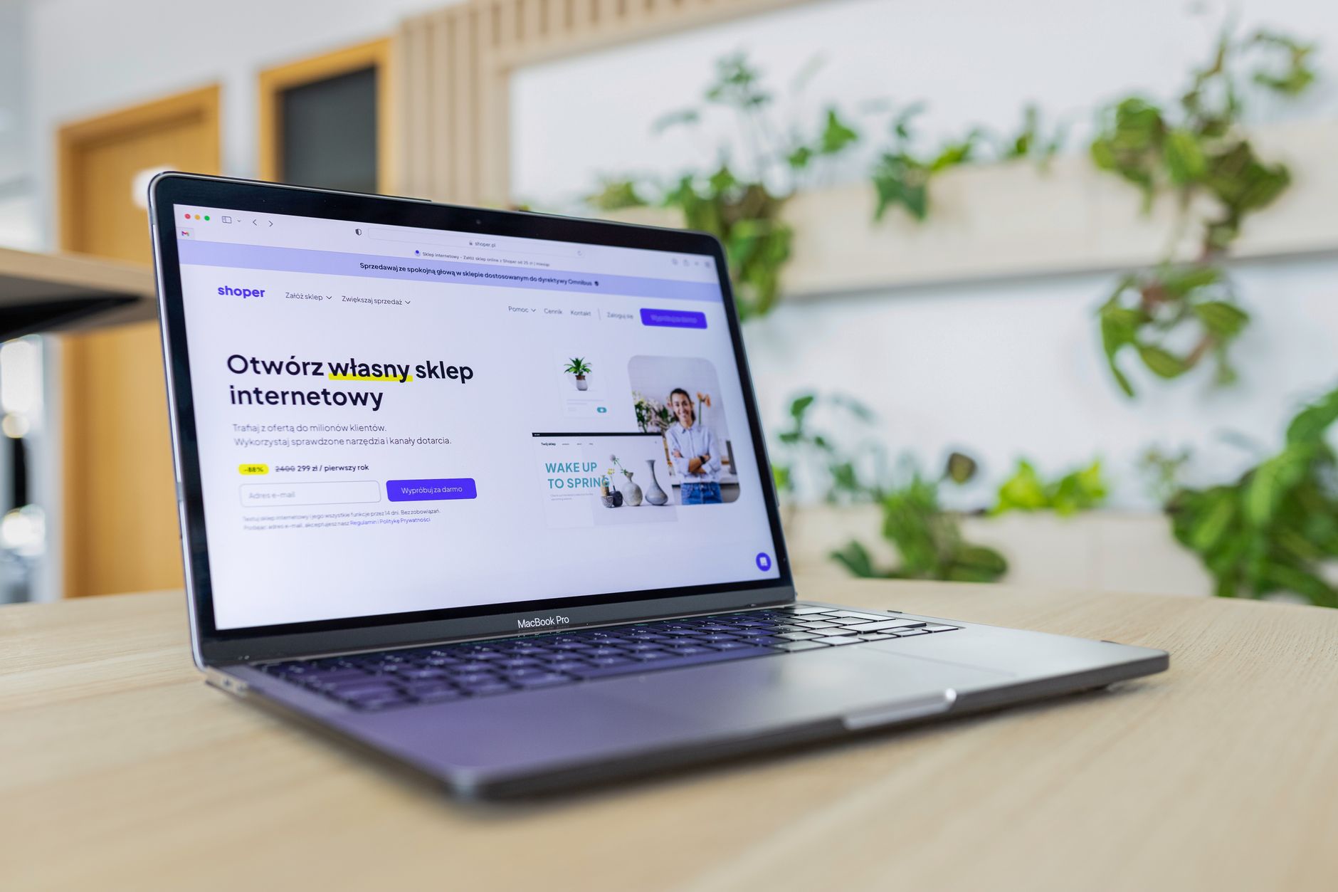 Laptop s otvorenom stranicom proizvoda u webshopu — podaci o proizvođaču i upozorenja koje traži članak 19. GPSR-a