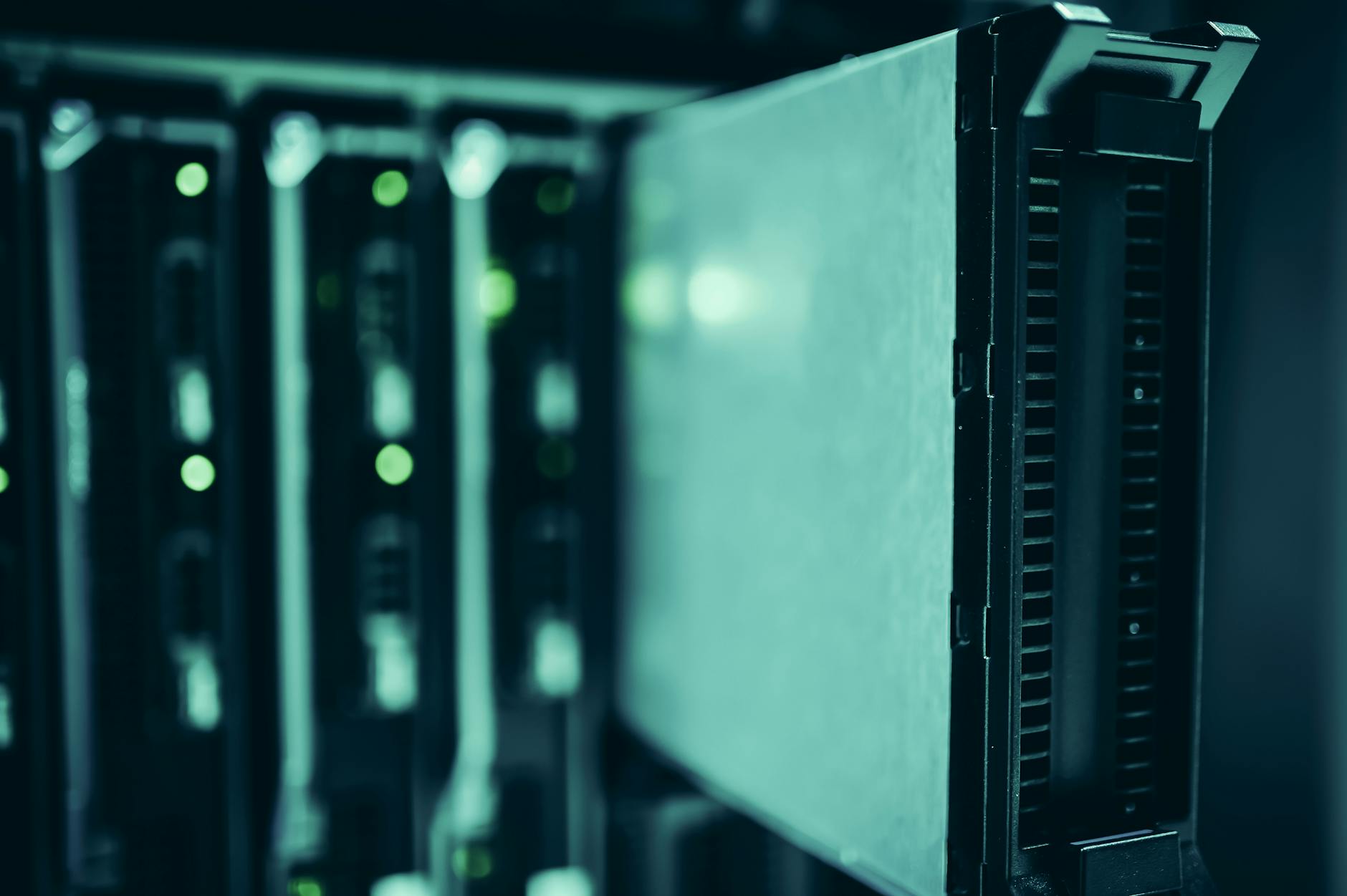 Serveri u podatkovnom centru — hosting i održavanje web stranice