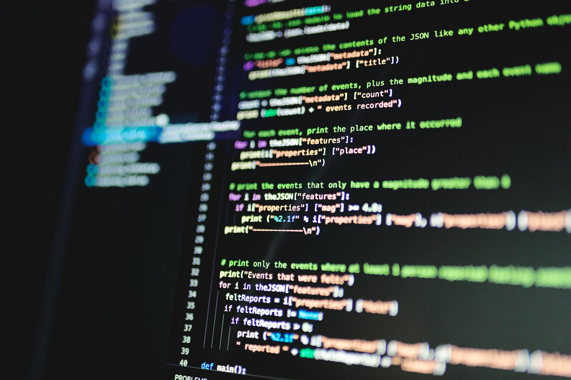 Programer radi na izradi aplikacije na računalu