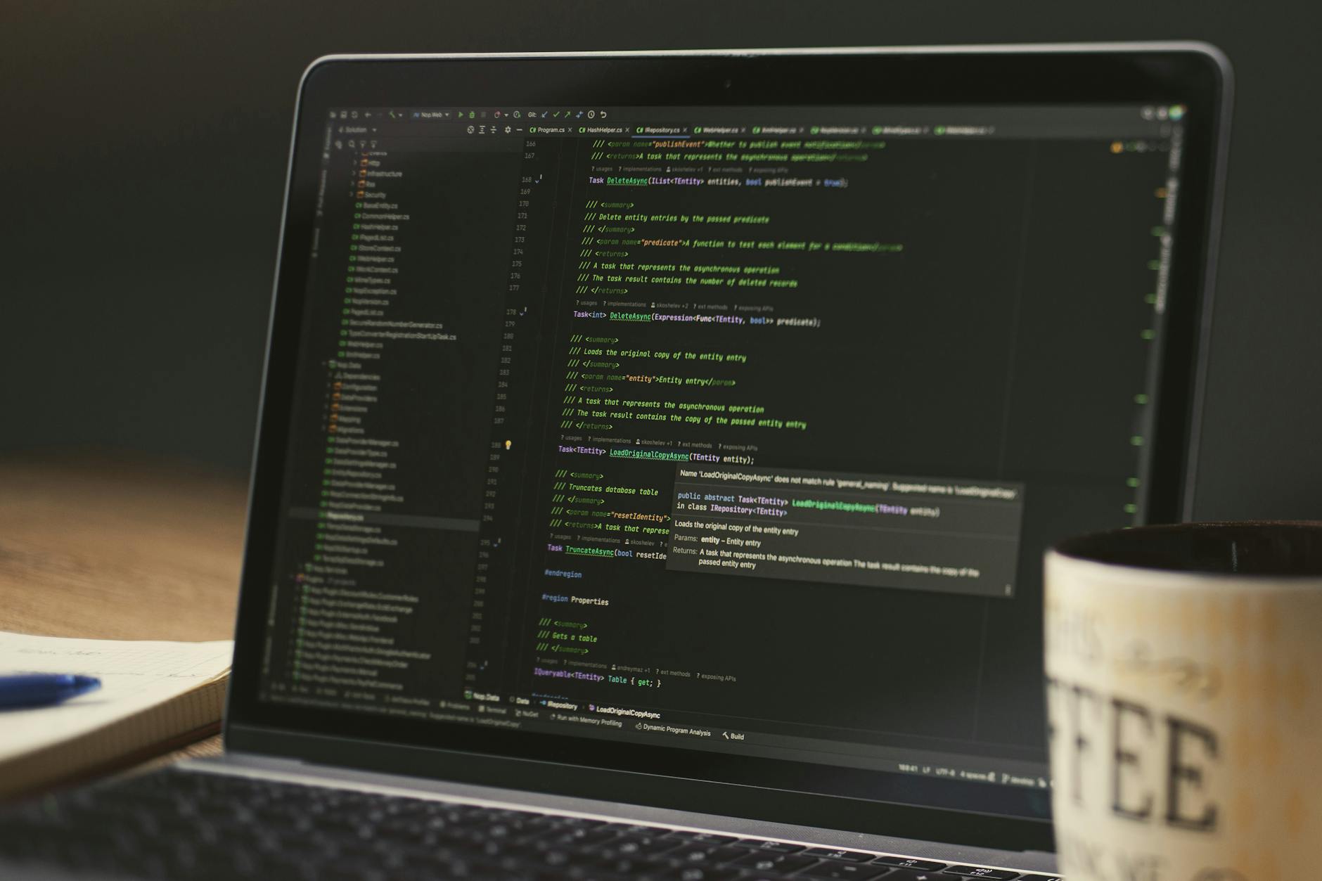 Razvoj prilagođenog programa za firme — programer piše kod na laptopu