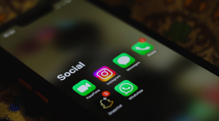 Mobilna aplikacija na ekranu telefona — izrada web aplikacija i mobilnih aplikacija