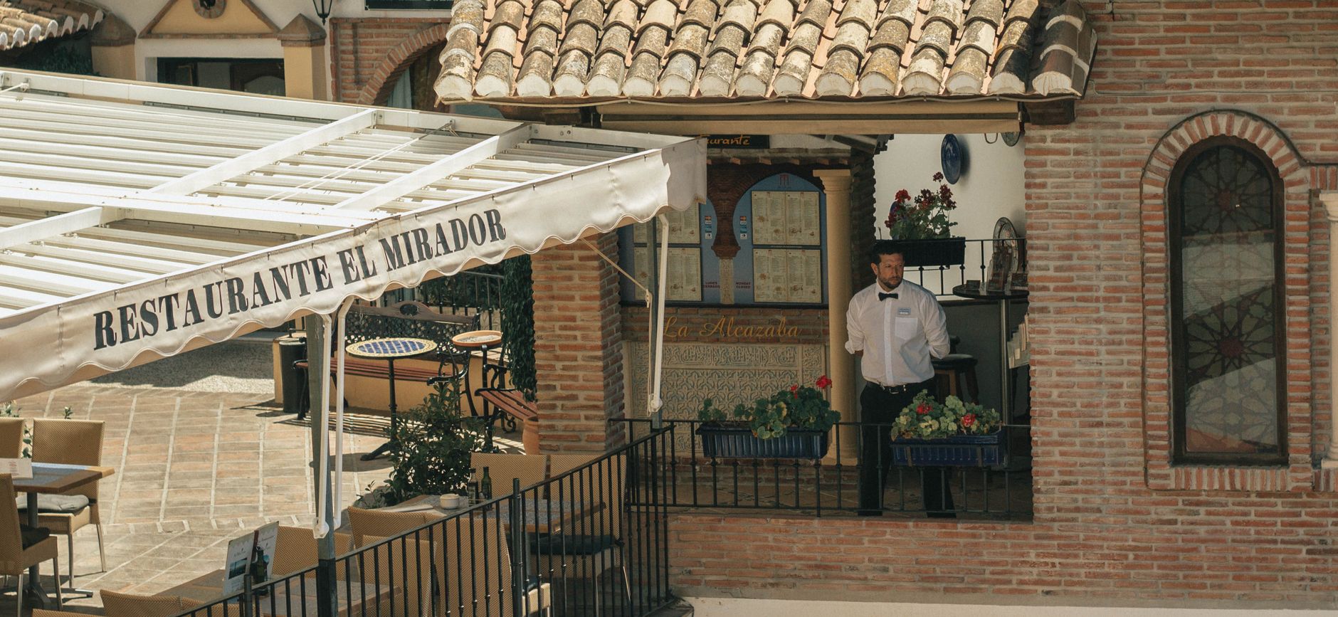 Konobar na ljetnoj terasi restorana — sezonski radnici prijavljuju se prije početka rada