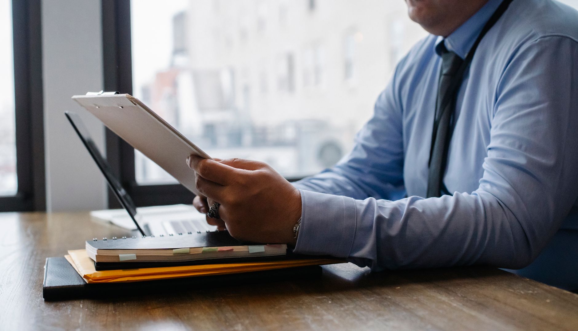 Čitanje politike privatnosti na laptopu — obvezni dokument na web stranici