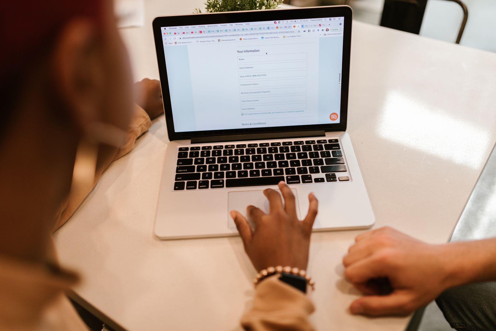 Kako registrirati domenu — ispunjavanje online zahtjeva na laptopu
