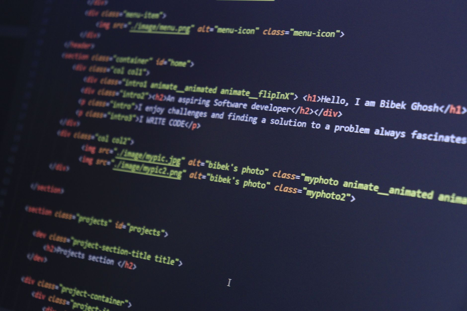 Kod web stranice na ekranu — tehnička SEO optimizacija