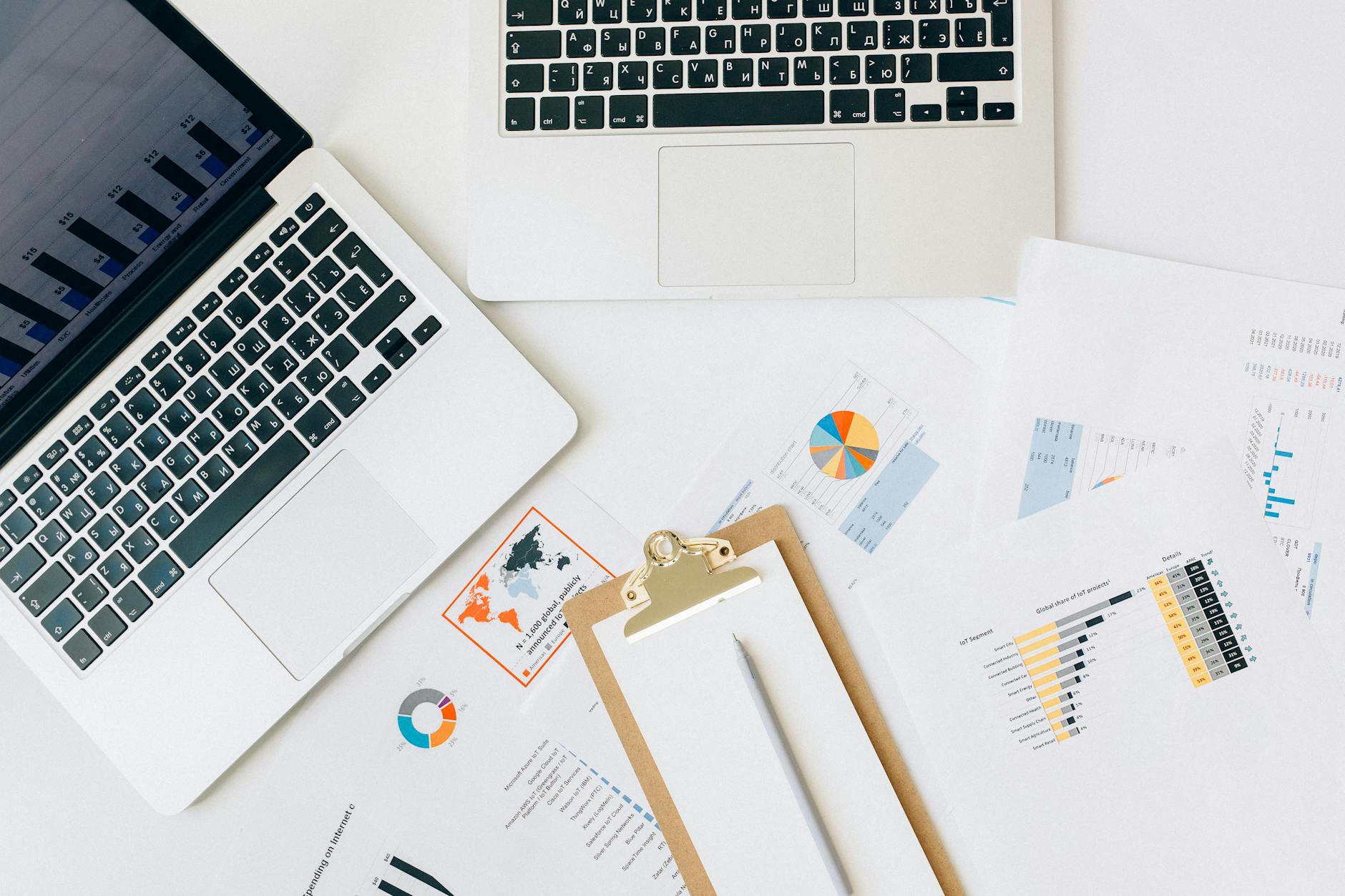Grafovi i plan marketinga na stolu — usporedba cijene SEO optimizacije i Google Ads