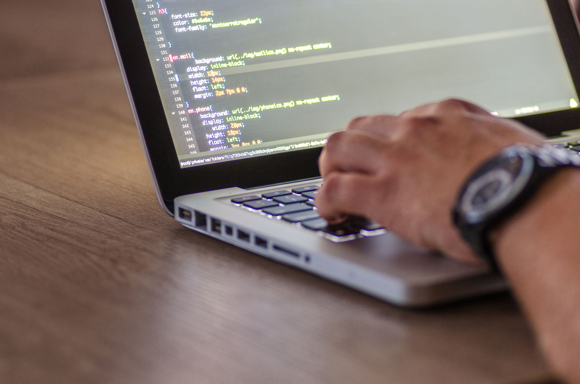 Web developer izrađuje web stranicu za obrt na laptopu